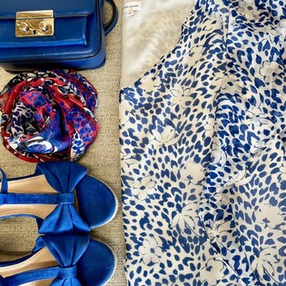 Des idées pour préparer votre valise d’été ? ☀️

• Robe MARIA FLEURS 
• Étole EXOTIQUE 

Des chaussures, un sac, de la bonne humeur et à vous les vacances de rêve ! 🌊🐚✨
.
.
.
.
.
#unjourailleurs #unjourailleursparis #fashion #soldes #newcollection